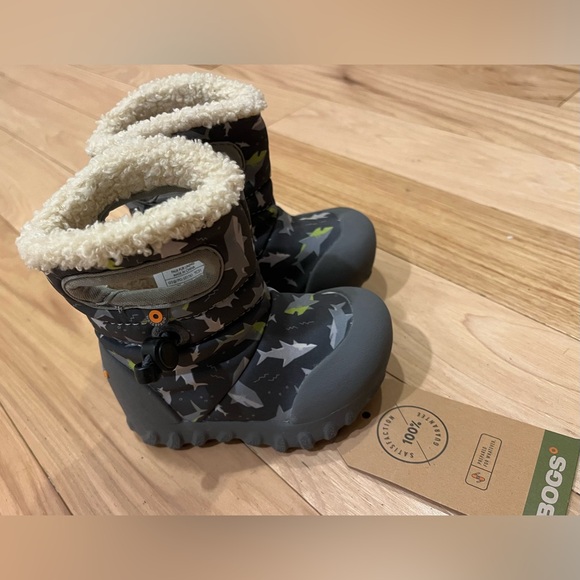 Bogs NWOT B-MOC Sharks Grey Boots - Infant Boy Size 4 - Picture 1 of 7